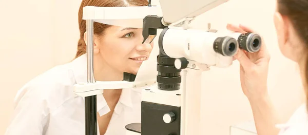 Oogheelkundige arts in onderzoek opticien laboratorium met vrouwelijke patiënt. Oogverzorging medische diagnose. Ooglidbehandeling — Stockfoto