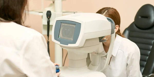 Oftalmologo medico in laboratorio ottico esame con paziente femminile. Diagnostica oculistica. Trattamento delle palpebre — Foto Stock