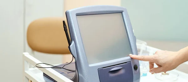 Oftalmólogo médico en laboratorio óptico examen con paciente femenino. Diagnóstico médico del cuidado ocular. Tratamiento de párpados — Foto de Stock