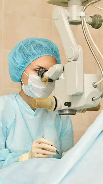 Οφθαλμολογική λειτουργία μικροσκόπιο λέιζερ. Γιατρός στην κλινική. Οφθαλμολογεία ασθενούς. Αφαίρεση μυωπία και καταρράκτης — Φωτογραφία Αρχείου