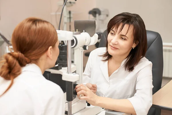 眼科医の検査視力回復乱視チェックの概念。眼科診断装置。クリニックで美少女の肖像画 — ストック写真