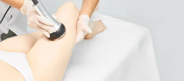 Cavitación rf tratamiento corporal. Máquina de liposucción de sonido ultra femenino. Spa contorneando. Médico manos — Foto de Stock