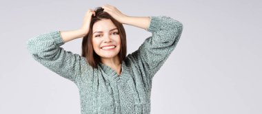 Sürpriz kız hissi. Şaşırmış insanlar bakar. Şok çığlığı. Korkunç hüzünlü bir portre. Basit bir jest. Eller başının yanında.