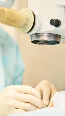 Oftalmoloji lazer mikroskop operasyonu. Klinikte doktor. Hasta göz tedavisi. Miyopi ve katarakt giderme