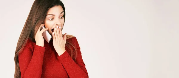 Retrato de chica bonita. Mujer hablando por teléfono móvil. Linda conversación concepto. Dispositivo de cercanías. La gente emoción. Cara conmocionada — Foto de Stock