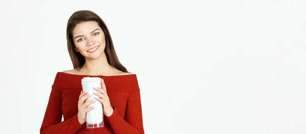 Menina bonita com copo de café. Taça de bebida Takeaway. Estudante fêmea segurar garrafa de chá reutilizável. As pessoas compram latte — Fotografia de Stock