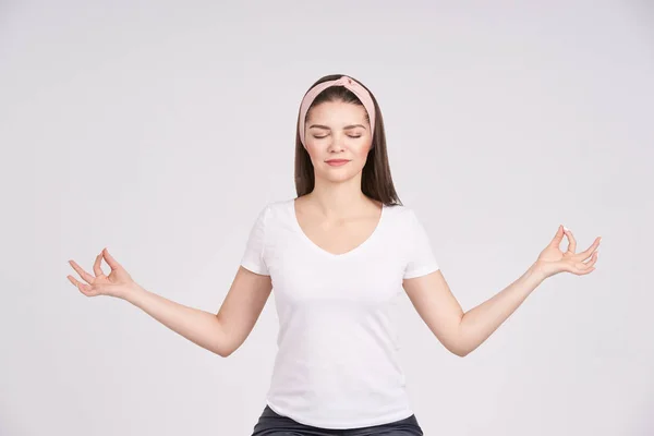 Menina bonita jovem em posição de meditação. Pensador zen calmo. Mãos equilibrar gesto. A sonhar férias. Olhos fechados — Fotografia de Stock