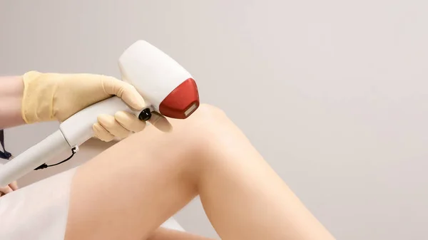 Traitement d'épilation au laser Ipl. Thérapie par ultrasons. Appareil de procédure de cosmétologie . — Photo