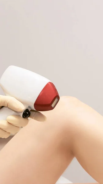 Ipl laser hair removal treatment. Ultrasound therapy. Cosmetology procedure device. — 图库照片