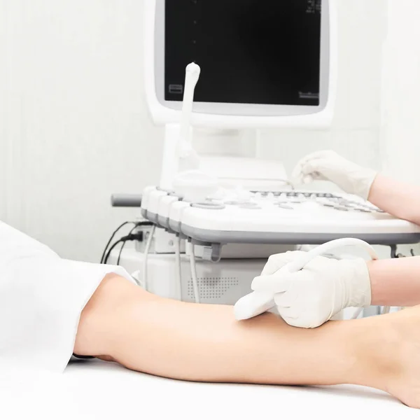 Doktor ultrason diz testi. Tıbbi ekipmanları tara. Ultrason ayağı teşhisi. Varisli ayak bileği muayene aracı