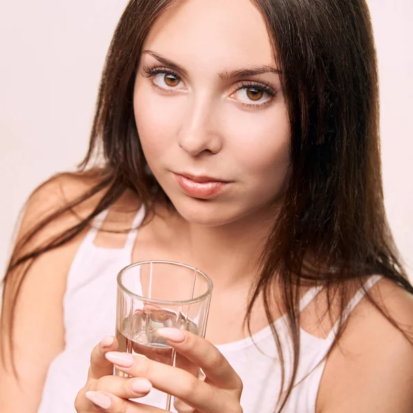 Menina beber água pura em vidro. Sedento mineral limpo. Dieta de café — Fotografia de Stock