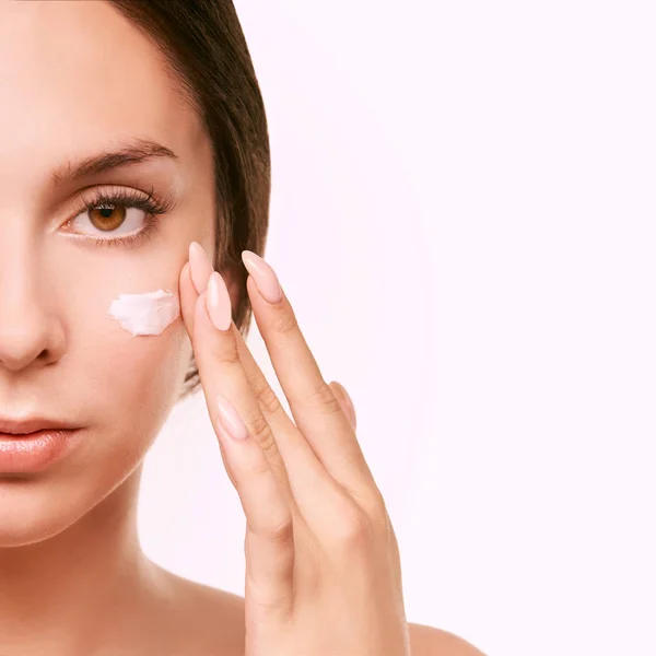 Anti invecchiamento delle donne viso cura della pelle. Crema viso disintossicante. Ritratto di bellezza giovane ragazza. Trucco cosmetico fresco. routine organica naturale — Foto Stock