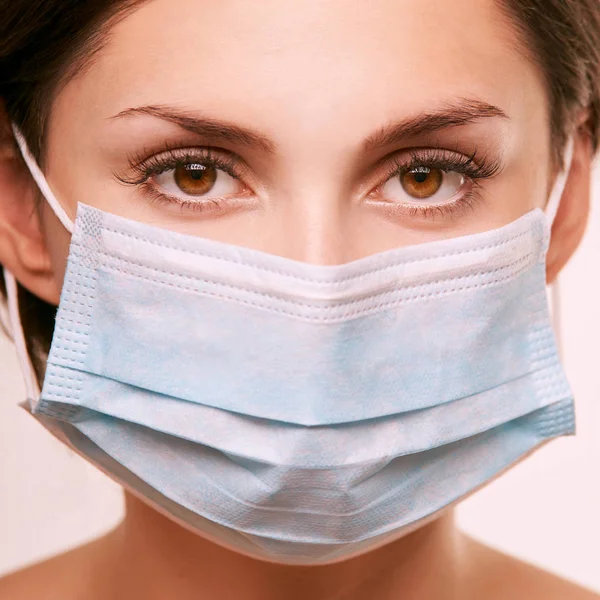 Beautiful young girl in medical breathing mask. Anti virus and dust protect. Close up female portrait — Stock Photo, Image