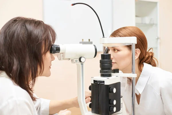 Exame oftalmológico ocular. Recuperação da visão. Astigmatismo verificar conceito. Oftalmologia dispositivo diagmístico. Beleza menina retrato na clínica — Fotografia de Stock