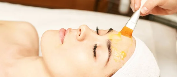 Chemic facial and body peel. Cosmetology acne treatment. Young girl at medical spa salon — Stock Photo, Image