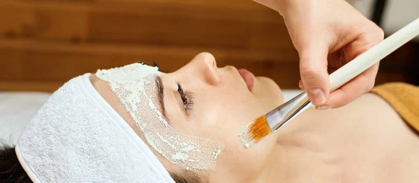 Chemiczna maseczka do twarzy. Leczenie trądziku kosmetologicznego. Młoda dziewczyna w leczniczym salonie spa. Szczotka. Twarzą do kwasu owocowego. Peeling wrażliwy — Zdjęcie stockowe