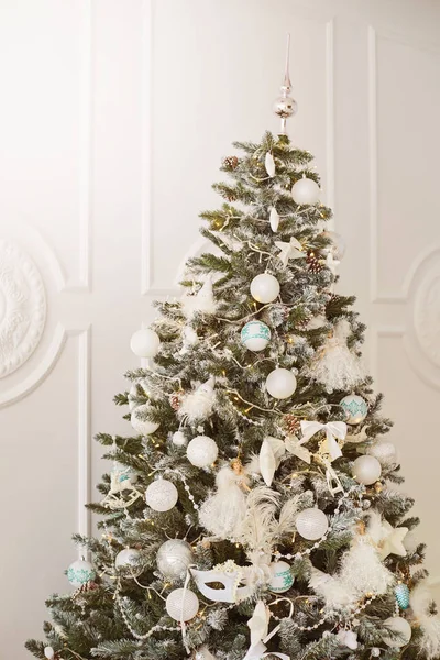 Красивое новогоднее дерево. Светлый рождественский интерьер. Рождественские украшения. Световое оформление — стоковое фото