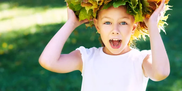 Höstens unga flickporträtt. Skönhet kvinnlig falla livsstil. Lämnar färgglada krans. Glada känslor. Grabbmodell — Stockfoto