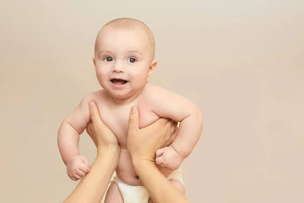 Ragazzo appena nato, mano materna. Massaggio materno infantile. bambini divertenti cambiano pannolino. Casa. — Foto Stock