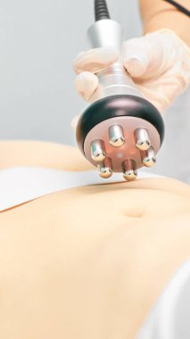 Mükemmel vücut telsizi tedavisi. Spa 'daki kadın. Doktor eli ve kız vücudu.
