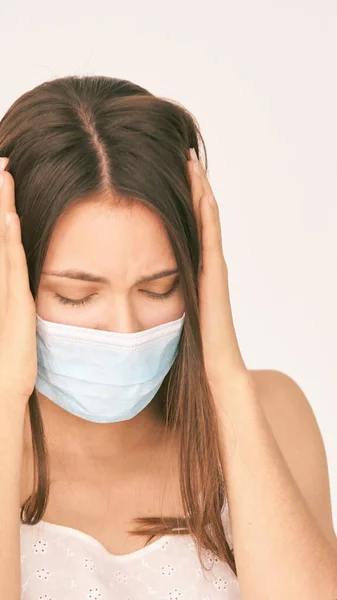 Chica blanca belleza enferma con máscara protectora. Virus de la corona de cuarentena pandémica — Foto de Stock