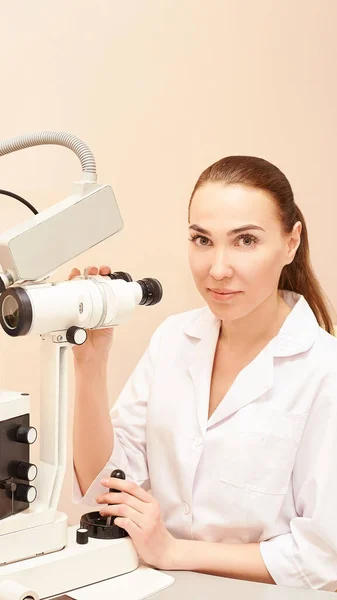 Oogheelkundige arts in onderzoek opticien laboratorium met vrouwelijke patiënt. Oogverzorging — Stockfoto