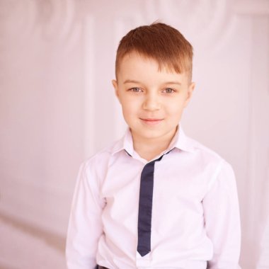 Mutlu noel çocuğu. Şatafatlı, çekici saçlı çocuk. Xmas mucizesi