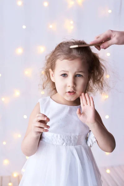 Sluta förneka gester. Ett sött flickporträtt. Hårstylist kam. Fotografi — Stockfoto