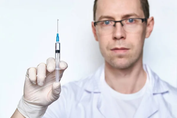 De persoon in handschoenen houdt de vaccinspuit vast — Stockfoto