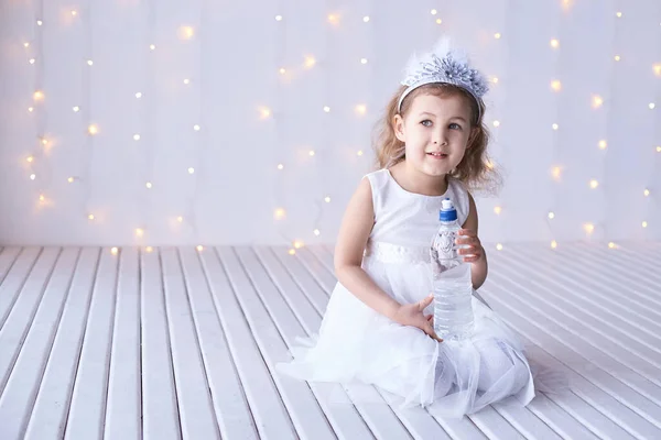 Młoda dziewczynka trzyma butelkę wody. Dzieciak pije świeżo. Spragniona kobieta — Zdjęcie stockowe