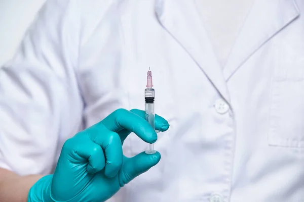Людина в рукавичках тримає вакцину шприц — стокове фото