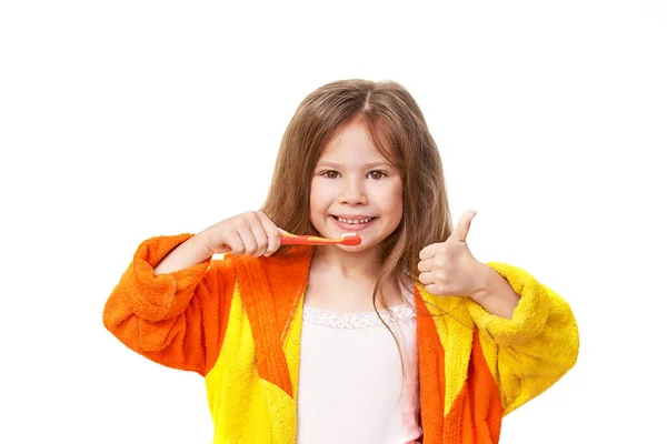 Jonge meisje tandheelkundige zorg. Kindertanden wassen — Stockfoto