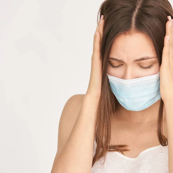 Chica blanca belleza enferma con máscara protectora. Virus de la corona de cuarentena pandémica . — Foto de Stock