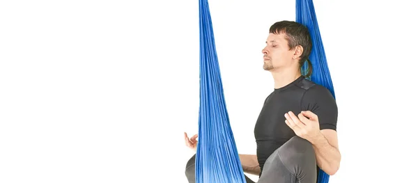 Homem de ioga caucasiano sentado na rede. Conceito de estúdio Wellness — Fotografia de Stock