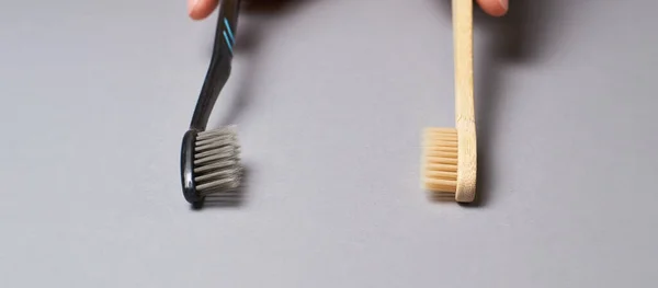 Two types of toothbrushes. Plactic and eco bamboo brush — Stock Photo, Image
