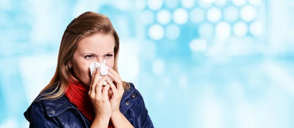 Alergia mujer joven con sofá. Infección mujer triste hod pañuelo — Foto de Stock