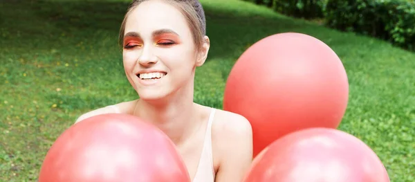 Mujer joven y bonita con maquillaje brillante. Retrato verde al aire libre — Foto de Stock