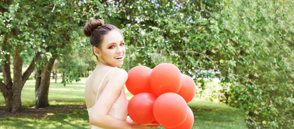 Mujer joven y bonita con maquillaje brillante. Retrato verde al aire libre — Foto de Stock