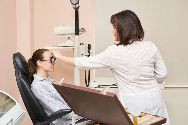 Ophthalmologist doctor in exam optician laboratory with female patient. Eye care — Stock Photo, Image