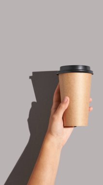 El ele tutuşan bir kız.