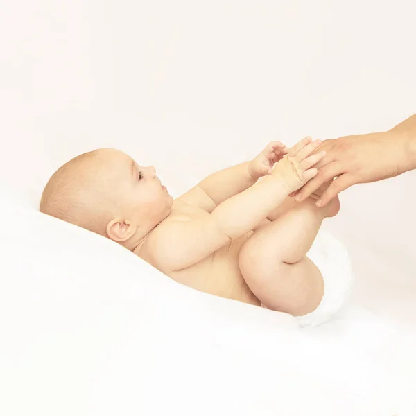 Pasgeboren jongen, moederhand. Babymoeder massage. grappige kinderen verschonen luier — Stockfoto