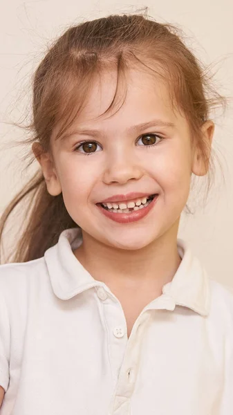 Jong schoonheidsmeisje portret. Kijk naar de camera. Neutrale achtergrond — Stockfoto