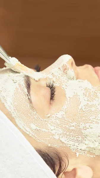 Máscara de piel facial química. Tratamiento del acné de cosmetología. Chica joven en el médico — Foto de Stock