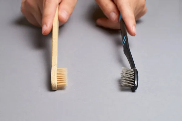 Two types of toothbrushes. Plactic and eco bamboo brush — Stock Photo, Image