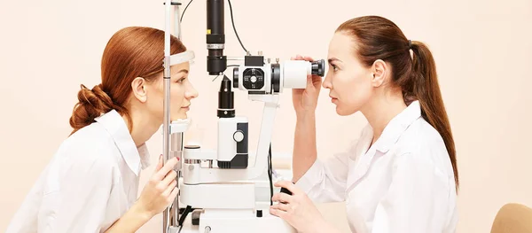 Ophthalmologist doctor in exam optician laboratory with female patient. Eye care — Stock Photo, Image