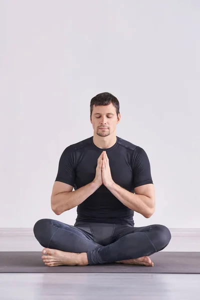 Aula de ioga. Roupa preta. Calma relaxar pose — Fotografia de Stock