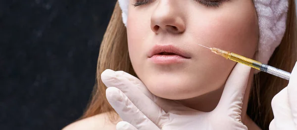 Portretul tinerei femei drăguţe. Conceptul de injecție cosmetică — Fotografie, imagine de stoc