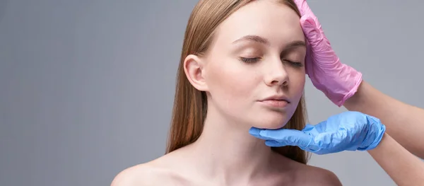 Jonge mooie vrouw studio portret. Cosmetologie handschoenen concept — Stockfoto