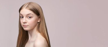 Genç, güzel bir stüdyo resmi. Kozmetoloji kavramı