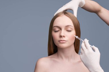 Genç, güzel bir stüdyo resmi. Kozmetoloji enjeksiyon kavramı